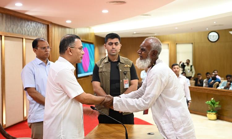 শহীদদের আকাঙ্ক্ষা বাস্তবায়নে সরকার বদ্ধপরিকর: প্রধানমন্ত্রী