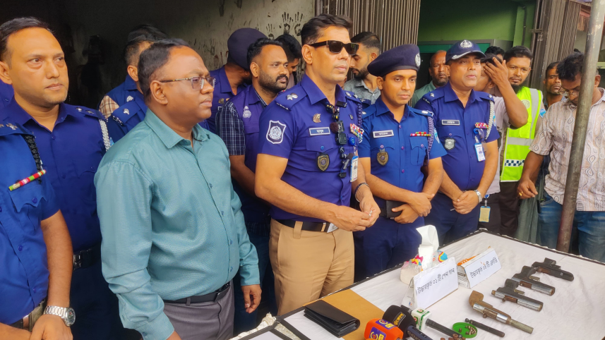 চট্টগ্রামে সিএনজি ওয়ার্কশপের আড়ালে অস্ত্র কারখানা, ৫ আগ্নেয়াস্ত্রসহ গ্রেপ্তার ২