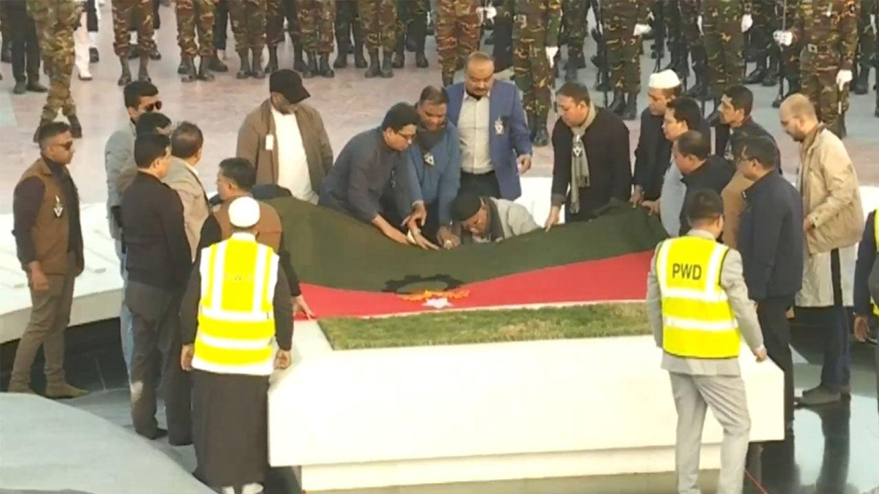 স্বামীর পাশে সমাহিত খালেদা জিয়া