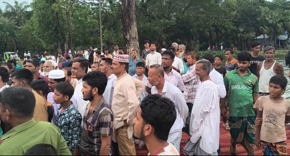 সুবর্ণচরে মাছের প্রজেক্ট দখল করে মাছ লুট, মানববন্ধনে বাধা ও হামলার চেষ্টা