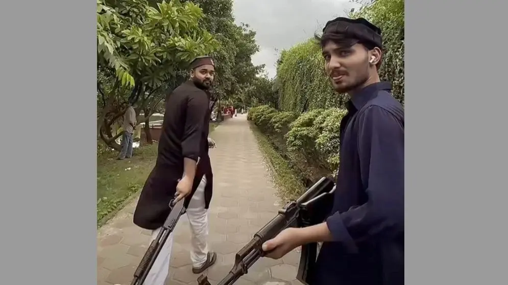 নারায়ণগঞ্জে বন্দুক নিয়ে প্রকাশ্যে ঘোরাফেরা, সেই দুই তরুণ গ্র...