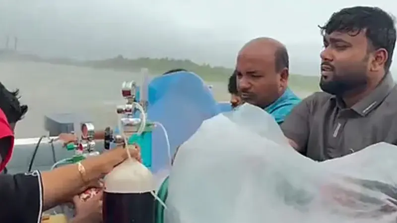 মুমূর্ষু মাকে বাঁচাতে উত্তাল সাগরে ছেলের লড়াই, অক্সিজেন হাতে পাড়ি দিতে হলো চট্টগ্রাম