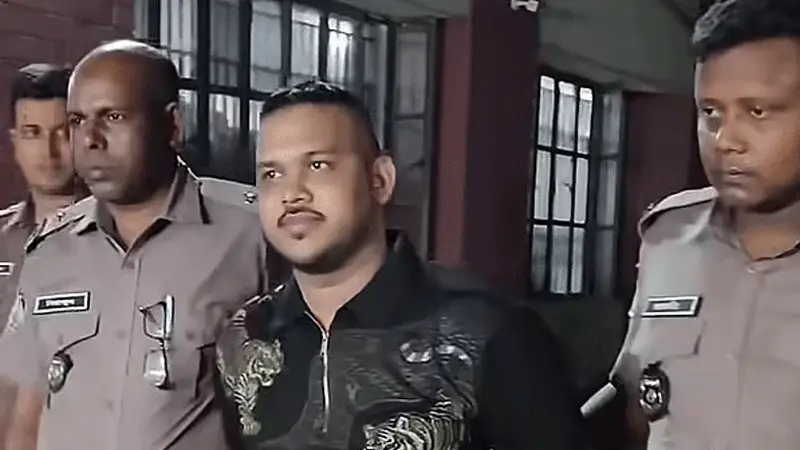 প্রিজন ভ্যান থেকে নামিয়ে ‘পিচ্চি রাজাকে’ বোনের প্রাইভেটকারে তুলে দেয় পুলিশ