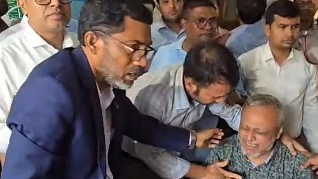 ‘মা অসুস্থ, চিকিৎসা করাতে পারছি না’, টাকা না পেয়ে ব্যাংকের স...