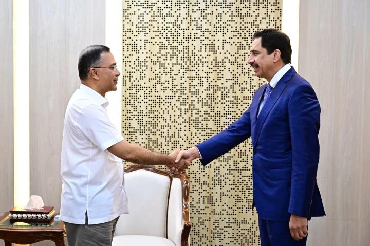 প্রধানমন্ত্রীর সঙ্গে ডিপি ওয়ার্ল্ডের চেয়ারম্যানের সাক্ষাৎ