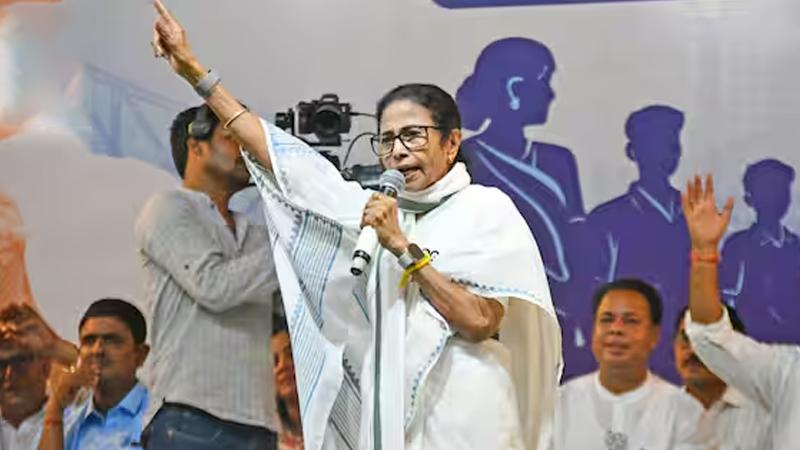 তৃণমূল প্রার্থীর বাড়িতে আয়কর দপ্তরের অভিযান, ক্ষোভ মমতার বক্তব্য রাখছেন মমতা ব্যানার্জি।