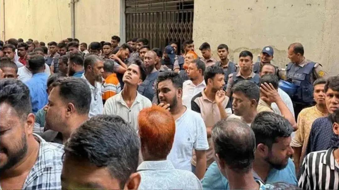 জাসদ কার্যালয়ে গোপন বৈঠক, পুলিশের অভিযান, আ. লীগ সন্দেহে অর্ধশতাধিক আটক