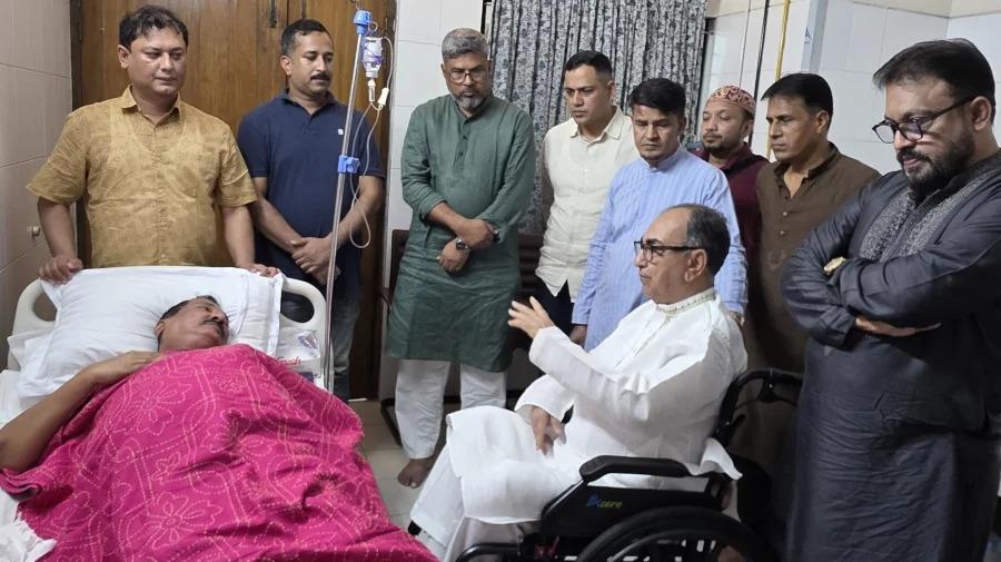 ভূমিমন্ত্রী মিনুকে দেখতে হাসপাতালে মির্জা আব্বাস