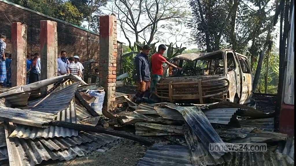 হাতিয়ায় বিএনপি সমর্থকের মার্কেটে অগ্নিসংযোগ, পুড়ল ৭ দোকান-গাড়ি