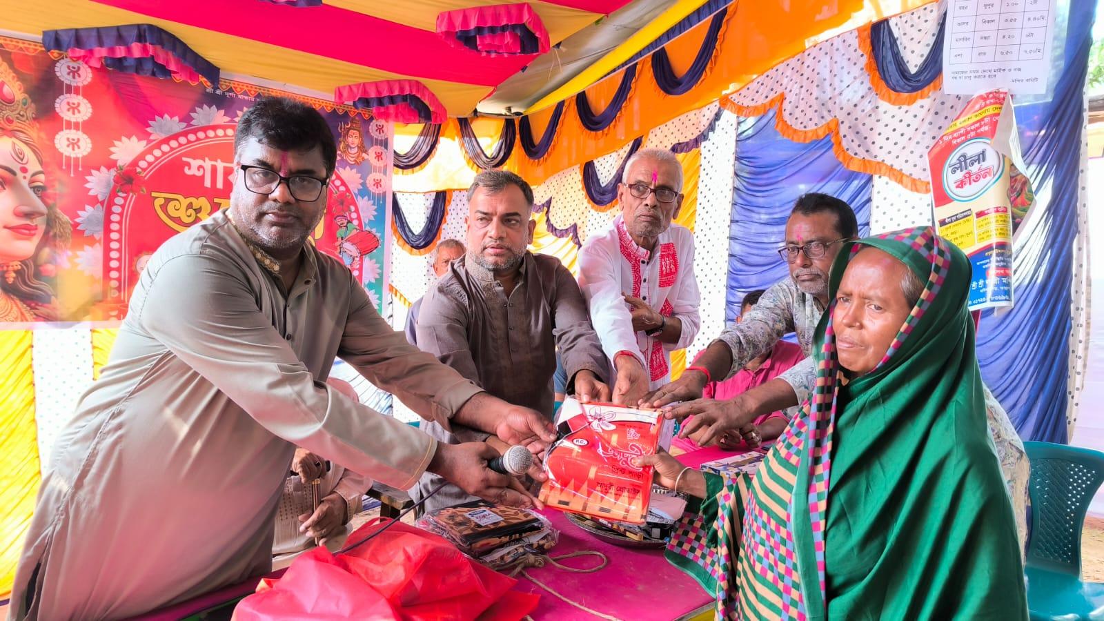 বিজয়া দশমীতে নিমাগাছী মাতৃমন্দিরের উদ্যোগে ৬৩ অসহায় পরিবারের মাঝে বস্ত্র বিতরণ