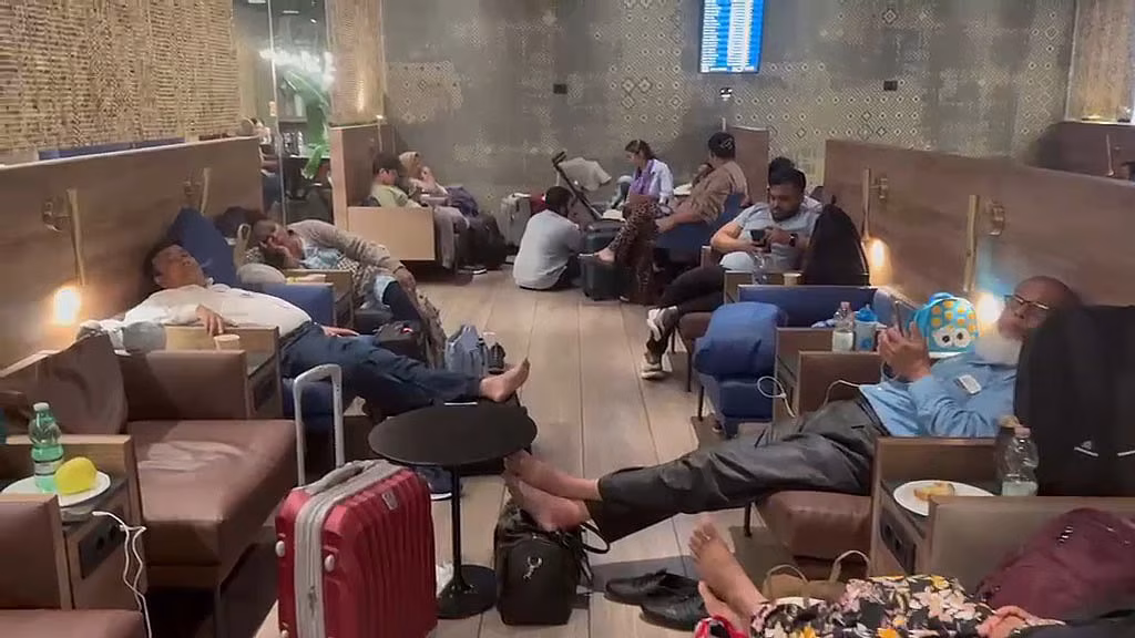 রোমে আটকা যাত্রীদের দুর্ভোগ, যন্ত্রাংশ ও প্রকৌশলী দল পাঠাচ্ছে বিমান