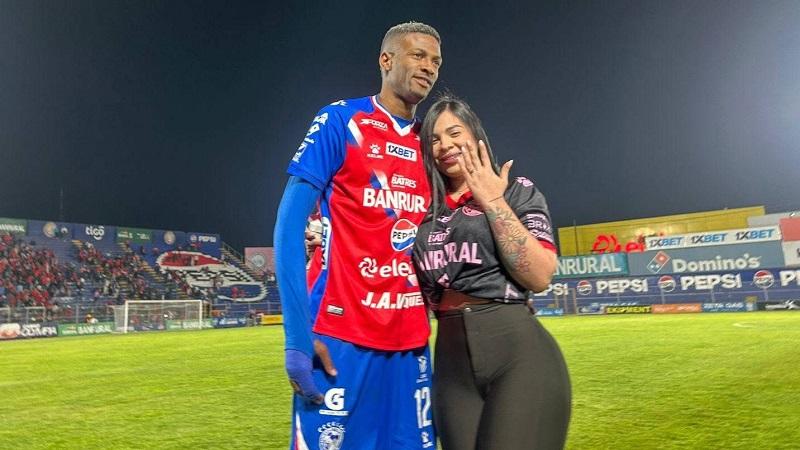 ম্যাচ জিতে ভরা মাঠে প্রেমিকাকে বিয়ের প্রস্তাব, ৩ দিনেই সম্পর্ক শেষ