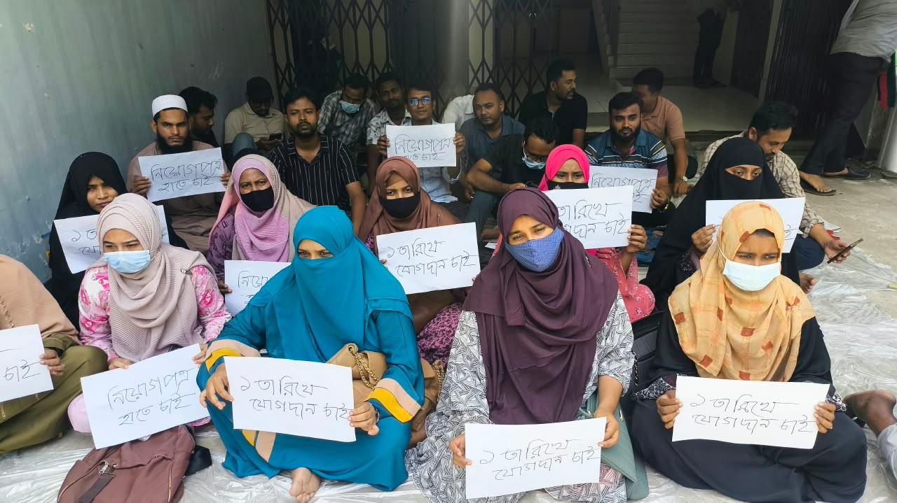 জামালপুরে তিনদিন অনশন করে সহকারী শিক্ষক পদে নিয়োগ পেলেন ৪৪ জন