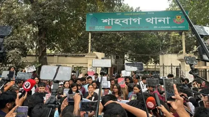 রমনার ডিসি মাসুদ আলমকে অপসারণের দাবিতে বিক্ষোভ ঢাবি শিক্ষার্থীদের