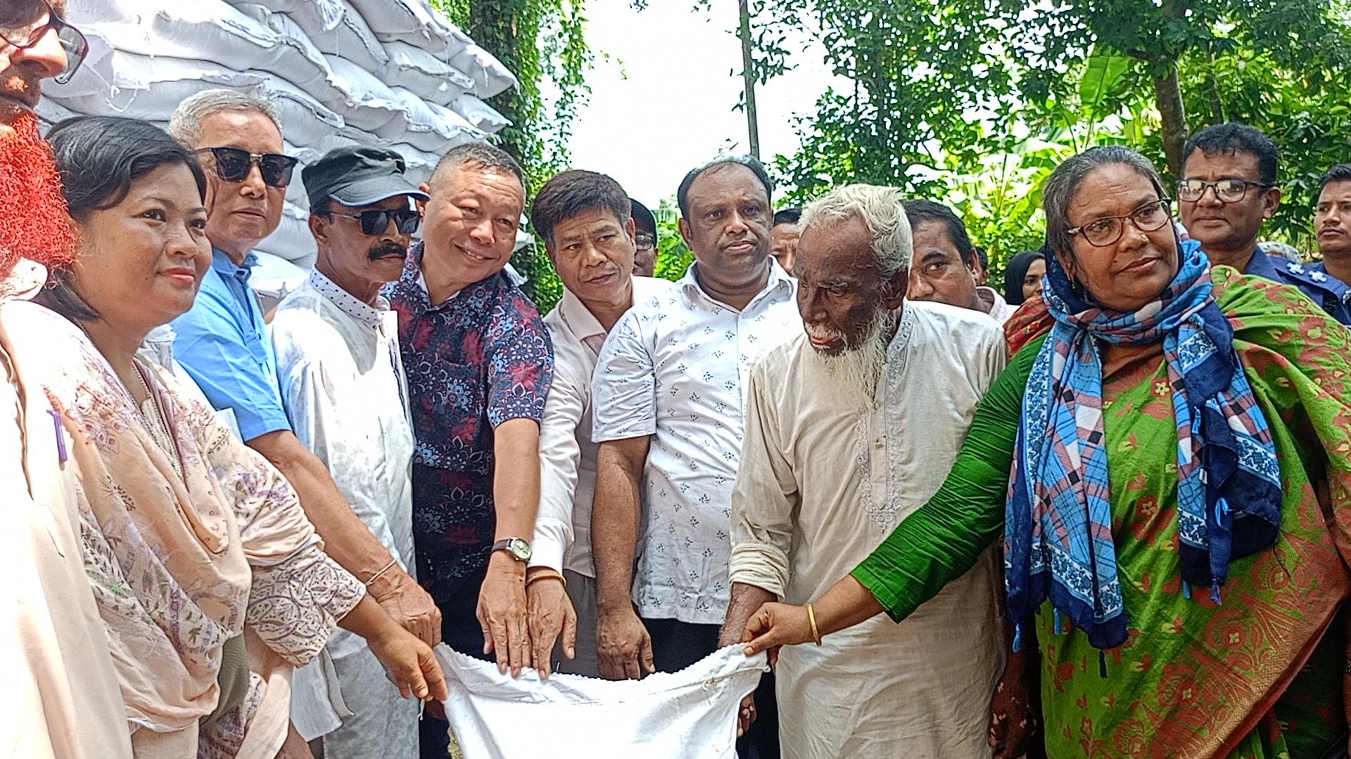বন্যার্তদের পাশে জেলা পরিষদ: রাজস্থলীতে দ্বিতীয় দফায় ৬০০ পরিবারের মাঝে ত্রাণ বিতরণ