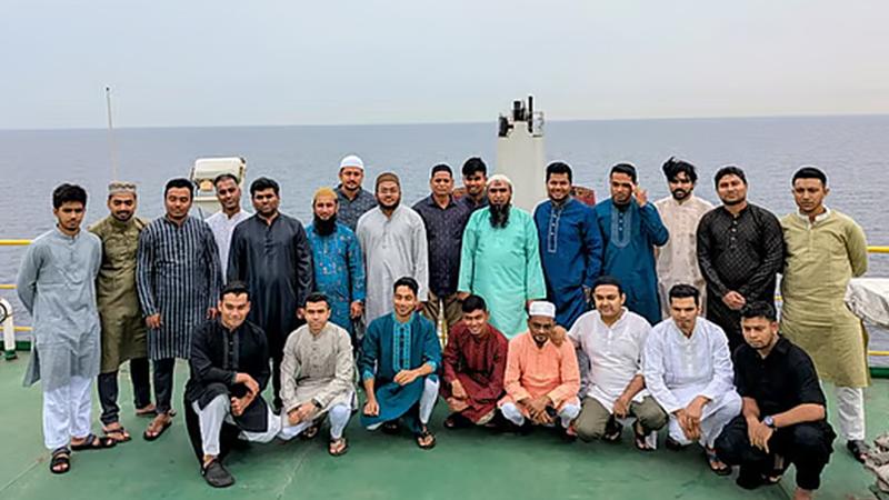 পারস্য উপসাগরে আটকে থাকা জাহাজে ঈদের নামাজ পড়লেন বাংলাদেশি নাবিকরা