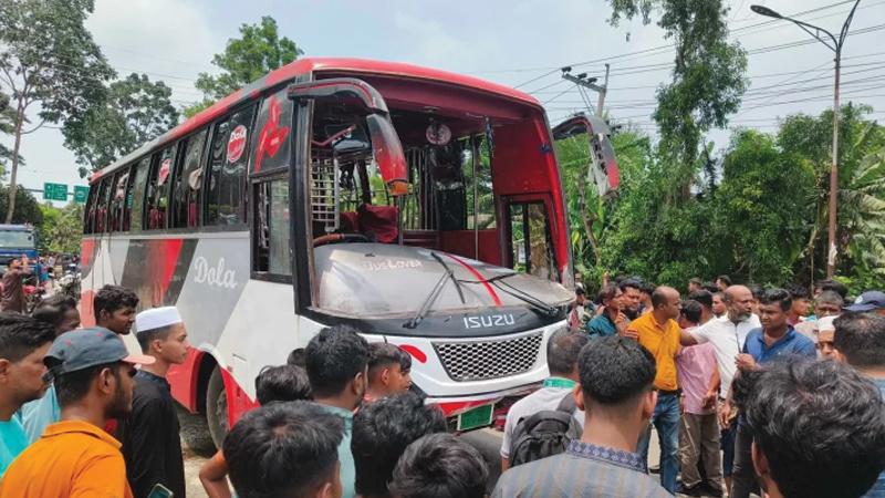 ঈদের দিনে বাস ও মোটরসাইকেল সংঘর্ষে নিহত ৫