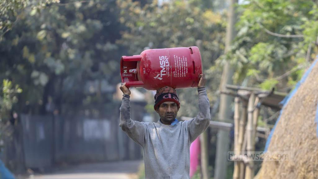 এলপিজির দামে লাফ, ১২ কেজির সিলিন্ডারের দাম বাড়ল ৩৮৭ টাকা