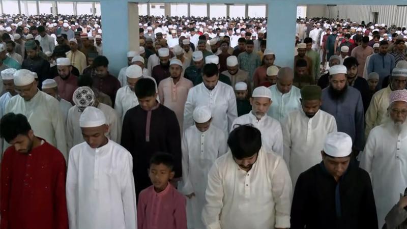 বায়তুল মোকাররমে মুসল্লির ঢল, নামাজ শেষে দেশ ও জাতির কল্যাণে দোয়া